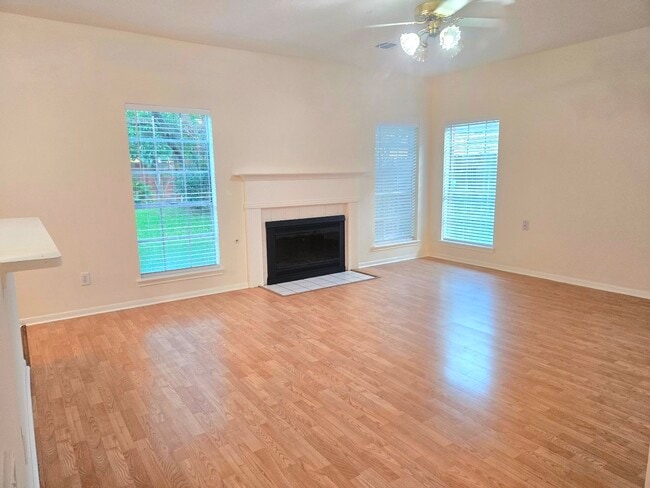 Building Photo - 1611 Monvale Ln