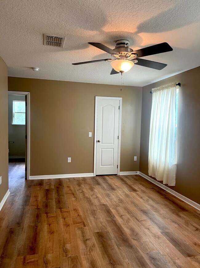 Building Photo - 3/2 with fenced in yard!