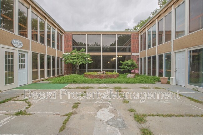 Building Photo - 6016 Leavenworth Rd