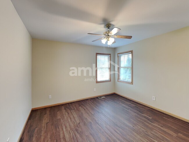 Building Photo - 2006 Oak Forest Dr