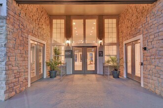 Building Photo - Creekstone