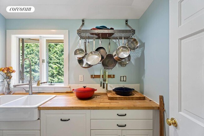 Building Photo - 179 Redwood Rd