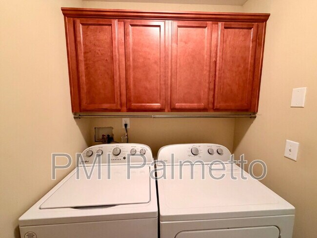 Building Photo - 1064 Kingston Village Loop