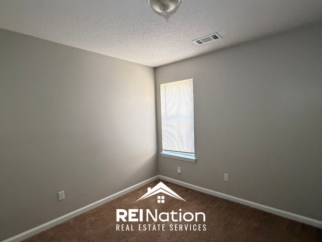 Building Photo - INCREDIBLE LAYOUT! 3BR/2BA Memphis Gem | Vaulted Ceilings & Soaking Tub | Deck & Fenced Yard!