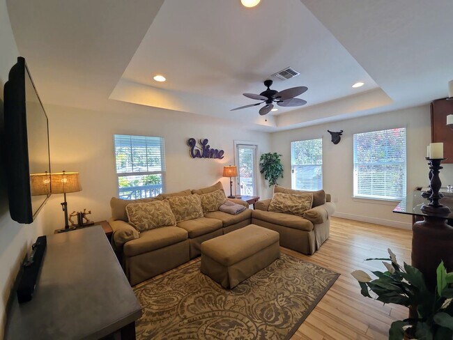 Building Photo - 857 10th Ave S