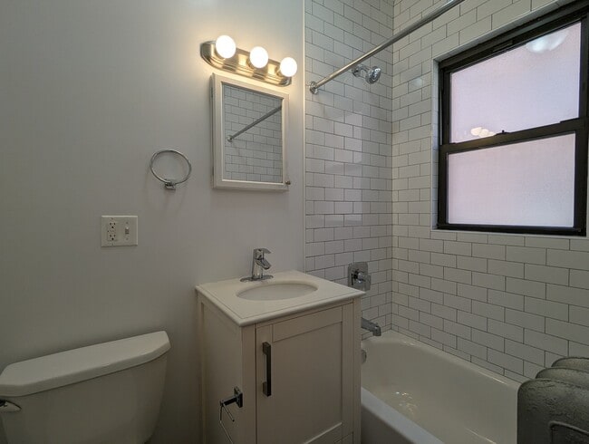 Building Photo - 2641 N Spaulding Ave
