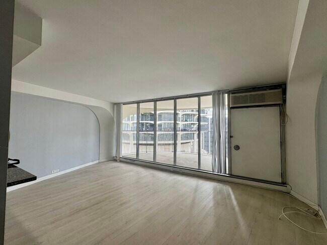 Building Photo - 300 N State St