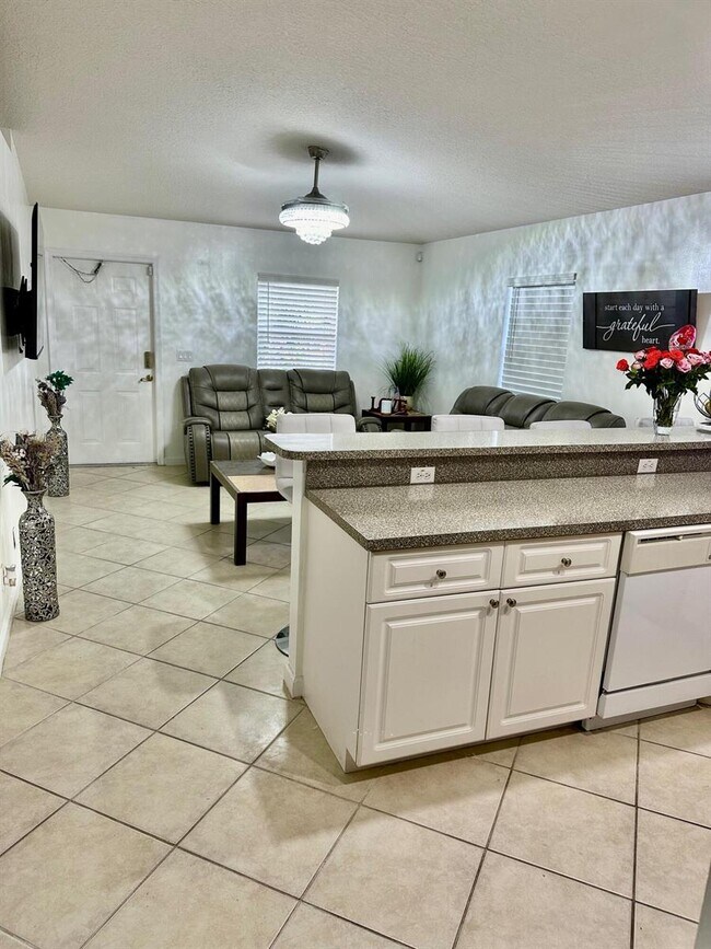 Building Photo - 4942 Dillon St