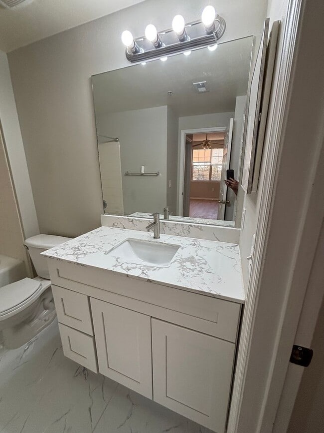 Building Photo - 1 Bedroom Condo in Gated Community