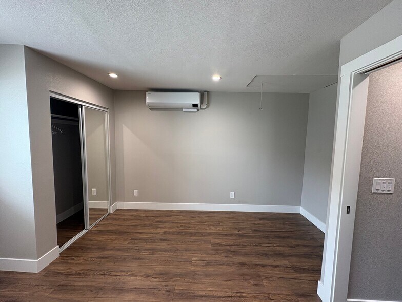 Building Photo - 911 E Aliso St