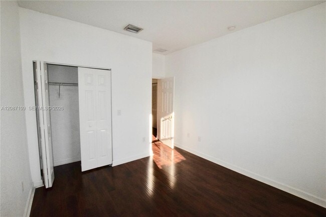 Building Photo - 20733 NE 10th Ct