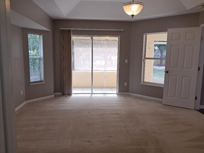 Building Photo - 242 SW Amesbury Ave