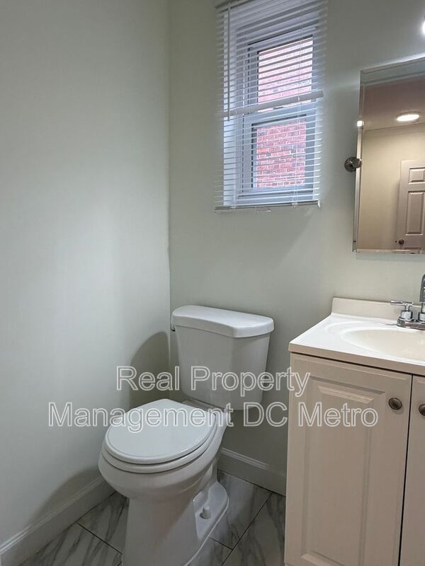 Building Photo - 405 Valley Ave SE