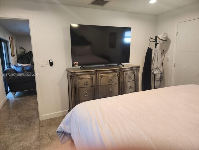 Building Photo - 413 SW 10th St