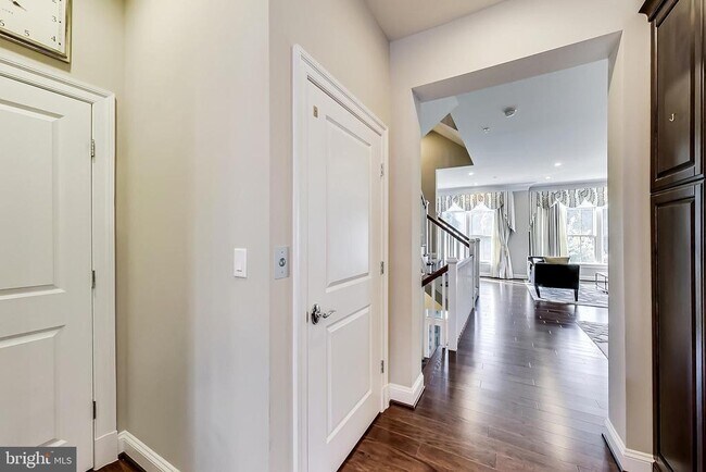 Building Photo - 10821 Symphony Park Dr