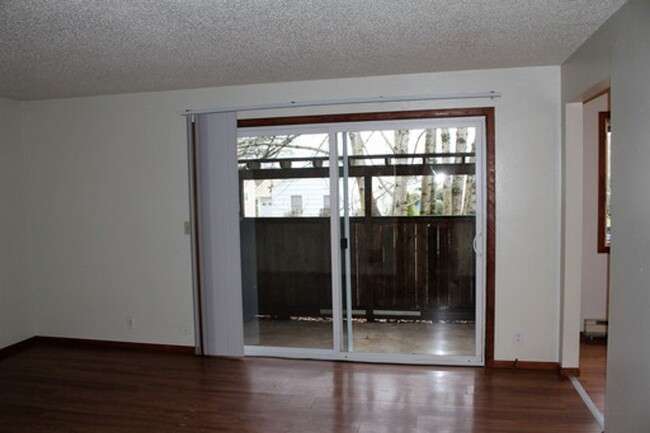 Building Photo - 2bd/1ba in Beautiful Residential Area! Clo...