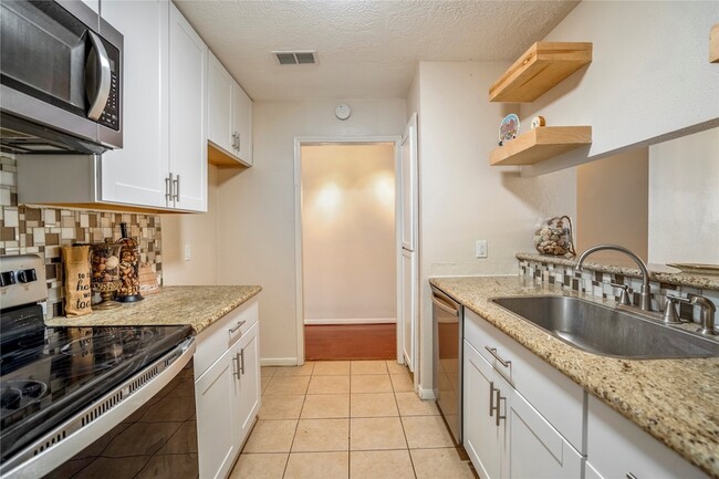 Building Photo - 11817 Southlake Dr