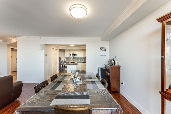 Building Photo - 2110 Harmon Cove Tower