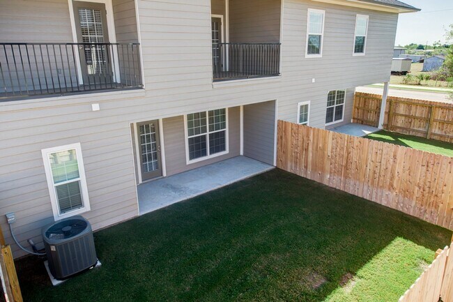Building Photo - Available August 2026! Beautiful 3 Bed/3.5...