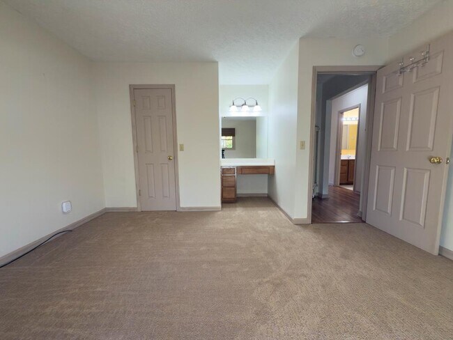 Building Photo - 450 Rhododendron Ln