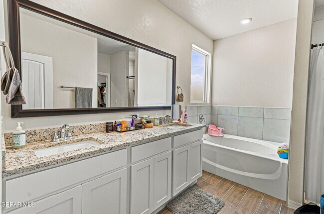 Building Photo - 13876 Loreina Luz Ave