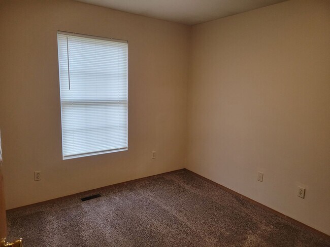 Building Photo - 3 Bedroom 2 Bath Close To Missouri State University $1295