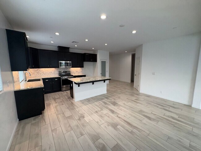Building Photo - NW Visalia Home For Rent! Close to sports park & shopping centers!