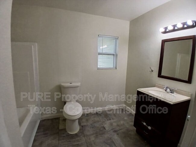 Building Photo - 5002 Bevly Dr