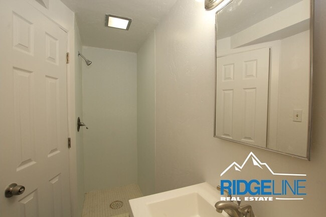 Building Photo - East-End Home with Large Garage for Lease!