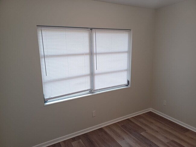 Building Photo - Beautiful 2 BR 1 BA Lakefront View Rental ...