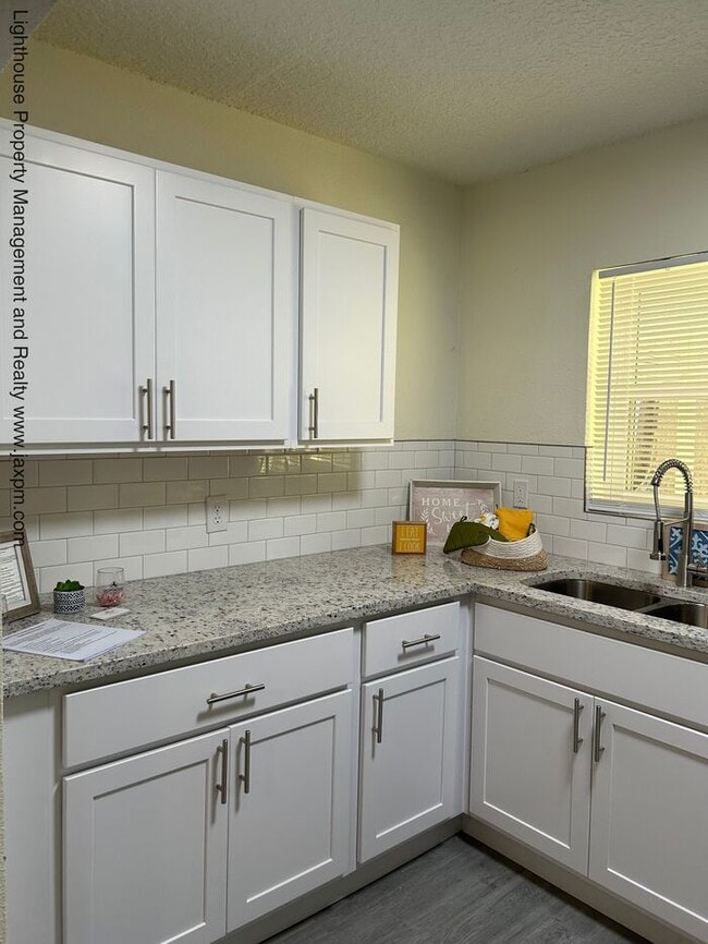 Building Photo - Beautiful 5 Bedroom Home With Modern Updates Throughout