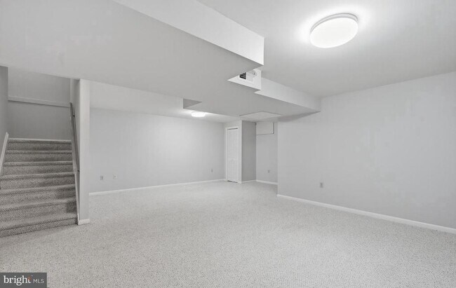 Building Photo - 362 Hamilton Dr