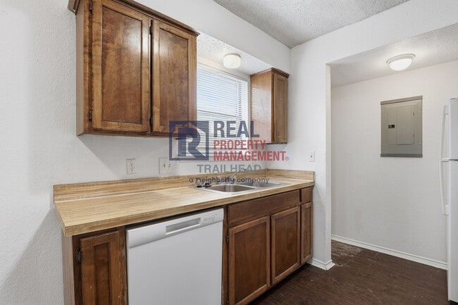 Building Photo - Well-Designed 2 Bedroom Townhome Near Camp Bowie