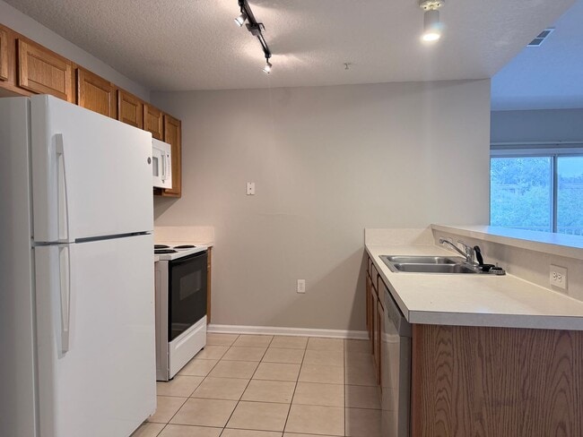 Building Photo - 2/2 Condo  in Merrill Pines Gated Community