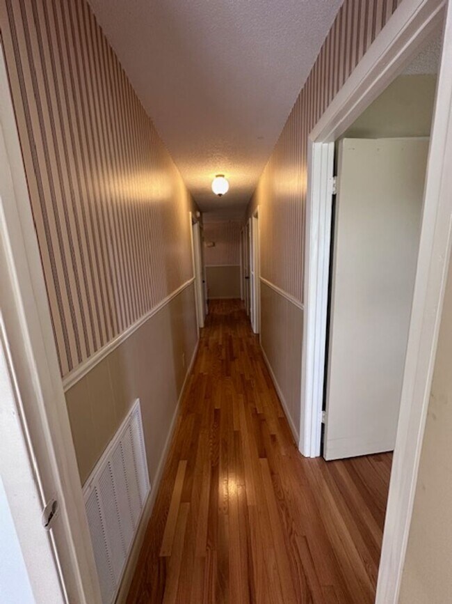 Building Photo - Maryville 37803 - 5 bedroom, 3 bath home - Contact Karen Robertson (865) 454-7626