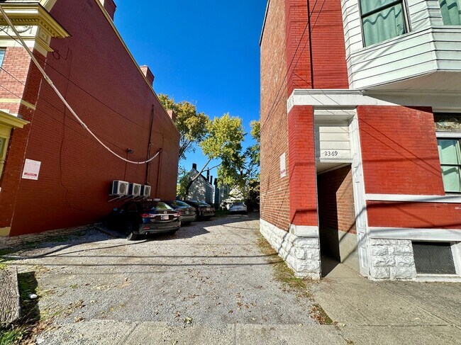 Building Photo - 2369 Victor St