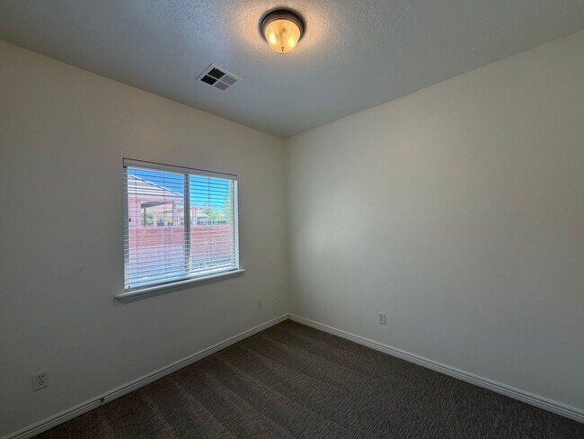 Building Photo - 519 Harvest Ln