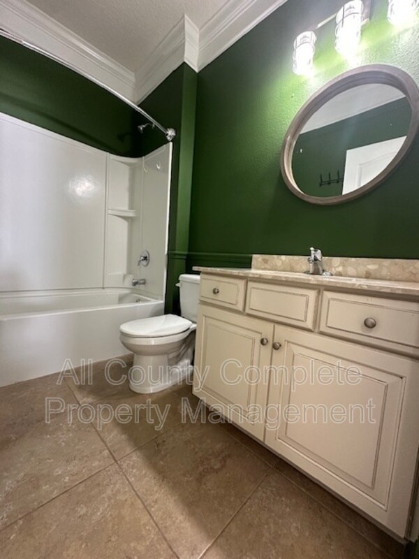 Building Photo - 738 W Kings College Dr