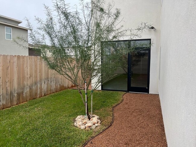 Building Photo - 202 Deer Path Lp