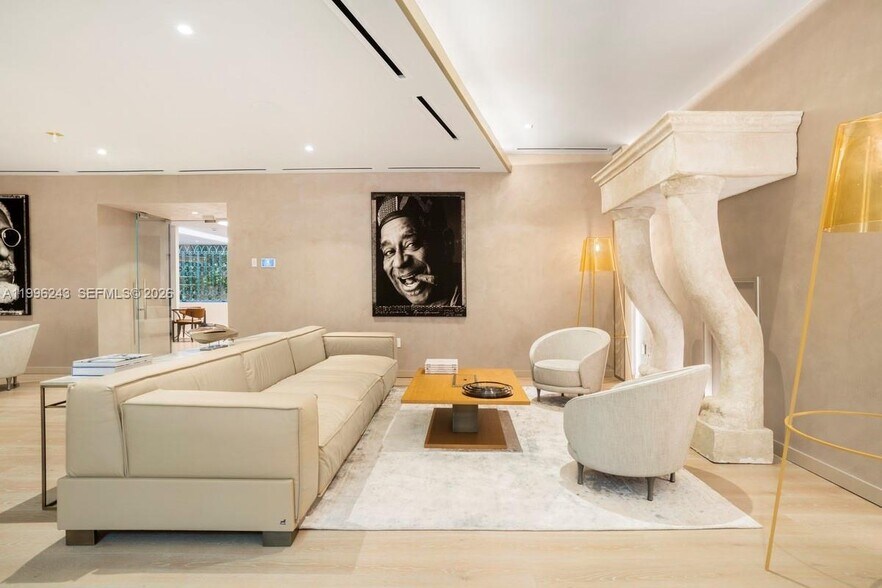 Building Photo - 1000 Brickell Plz
