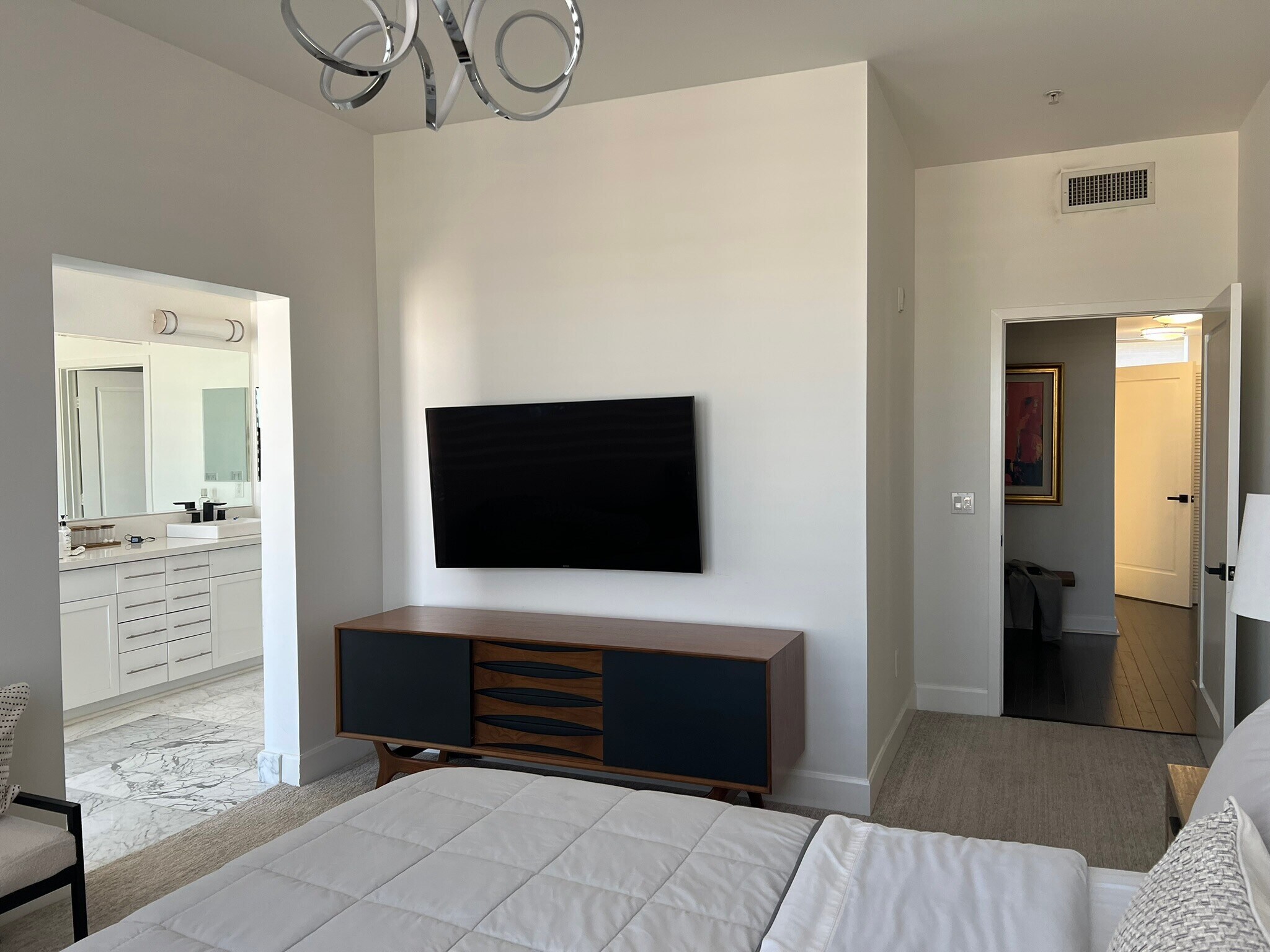 Building Photo - 300 E 4th St