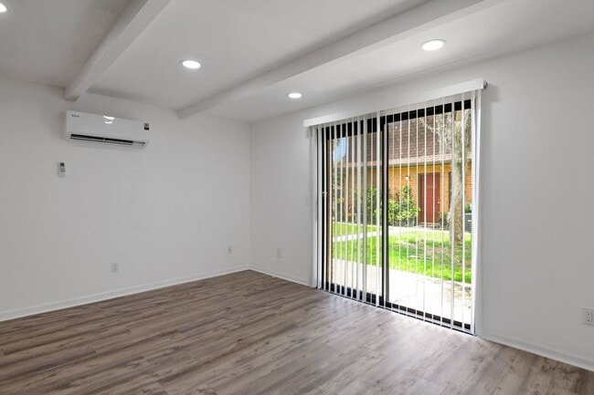 Building Photo - Charming 1BR Condo in Palm Bay