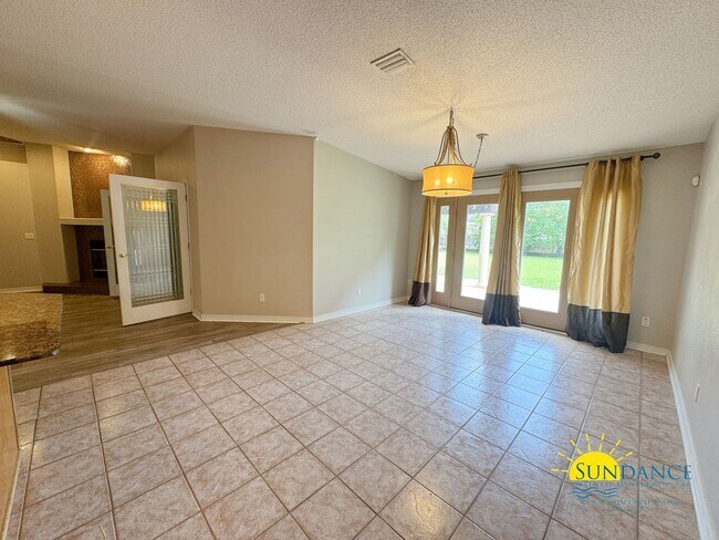 Building Photo - Stunning 4-Bedroom Home in Desirable Holle...