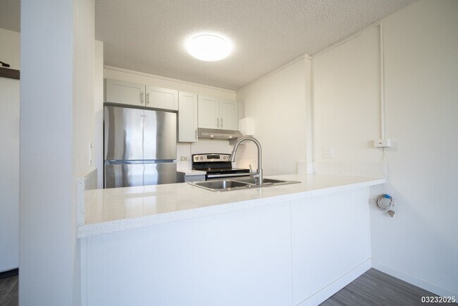 Building Photo - $2,395 / 1br - 514ft2 - The Highlander, 1bdrm, Incls Utilities, Avail April 1st (Aiea)