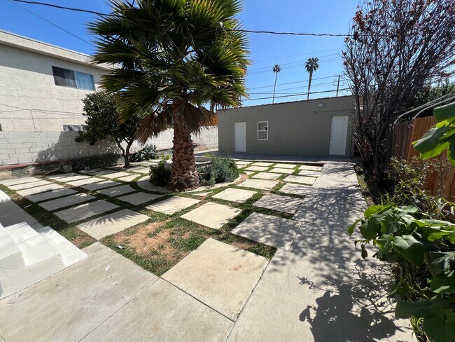 Building Photo - Spacious 3BR 2BA Home ideally located off ...