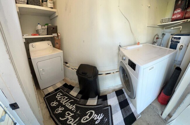 Building Photo - 8429 Daisy Dallas Rd