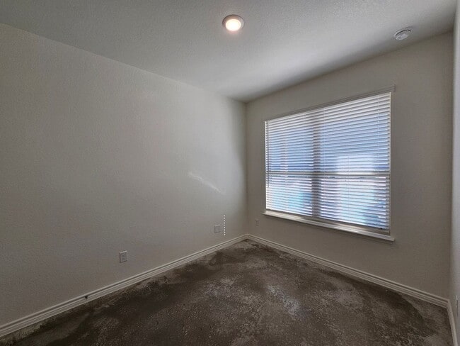 Building Photo - 644 Pacific Crest Trl