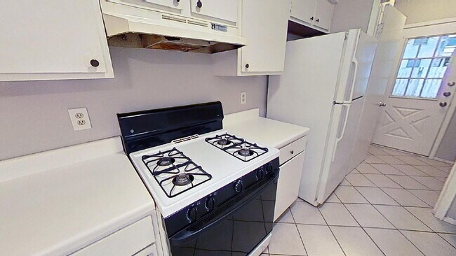 Building Photo - "Charming 3-Bedroom 2-Bath Duplex Retreat ...