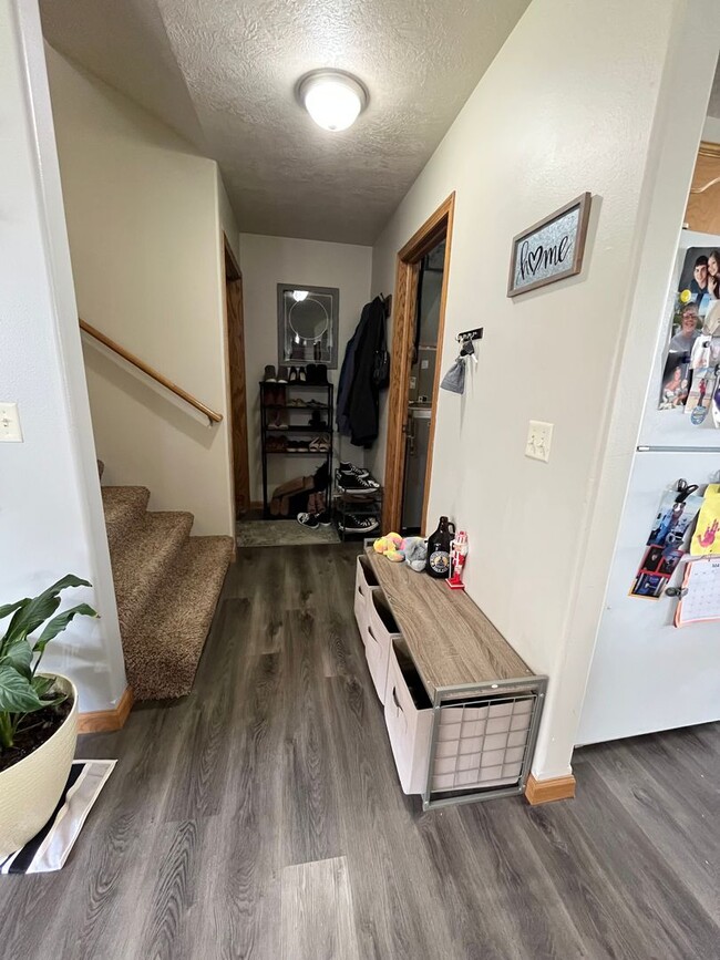 Building Photo - 3 Bed/2 Bath Apartment in Sioux Falls!