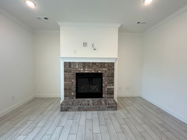 Building Photo - Gorgeous Contemporary Family Home in Cente...